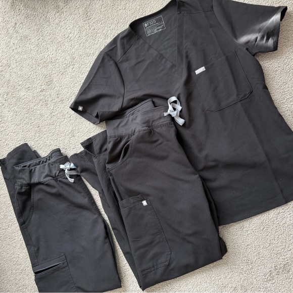 Figs Black Scrub Set (1 Top + 2 Bottom) - Picture 2 of 2